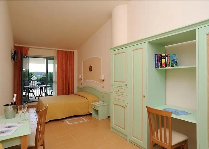 Resort Villaggio Centro Vacanze De Angelis 4*